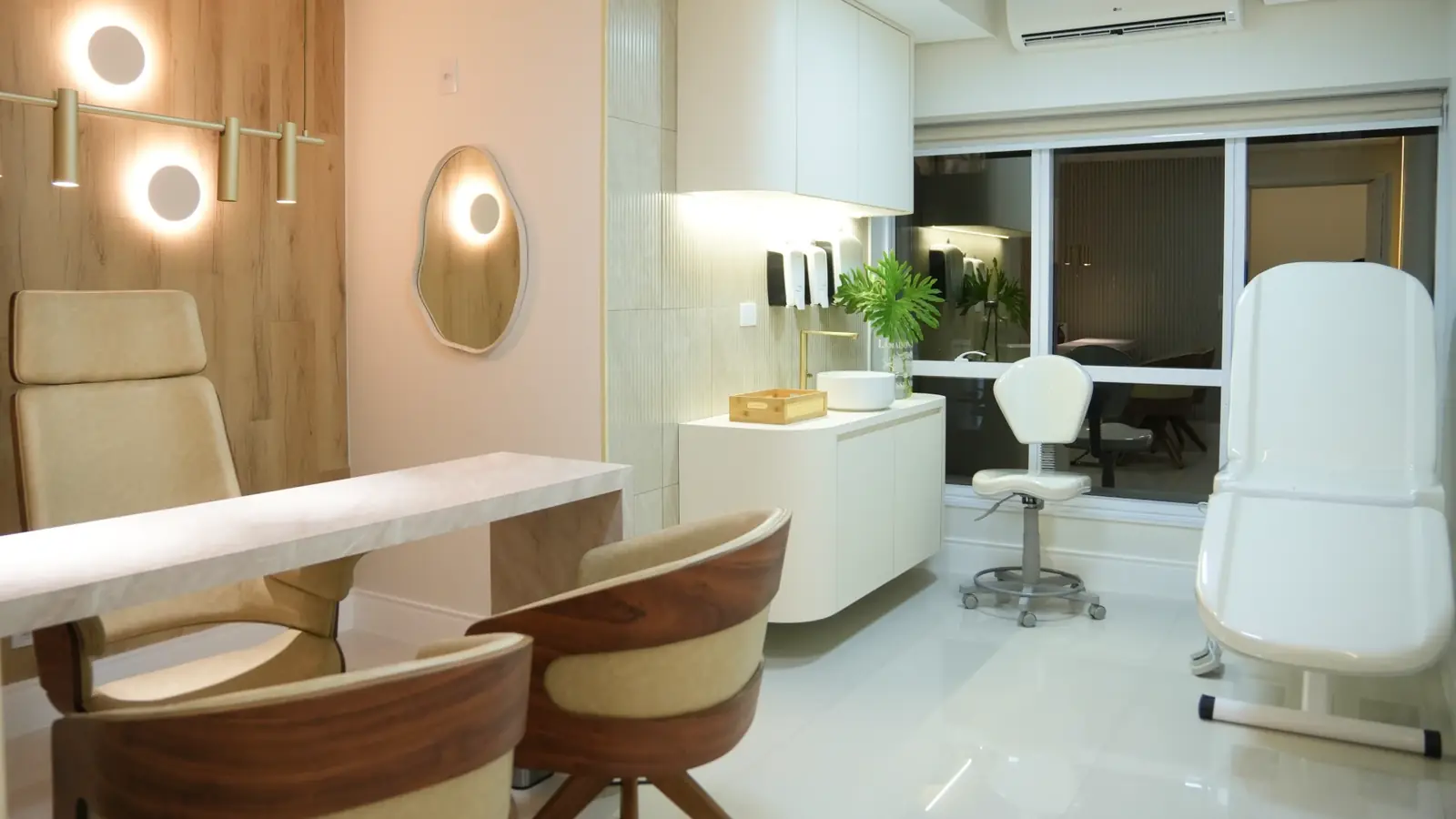 Consultório da Alphaview Concept com maca, bancada em mármore e iluminação acolhedora